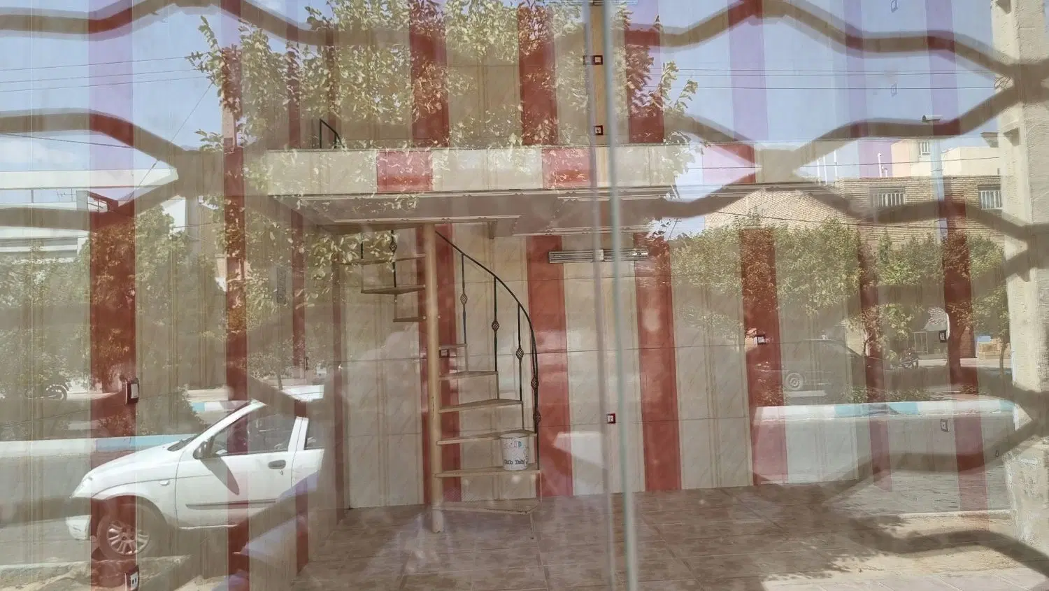 دارای کولر پنکه و آب و روشنایی کامل ۴۵ متر