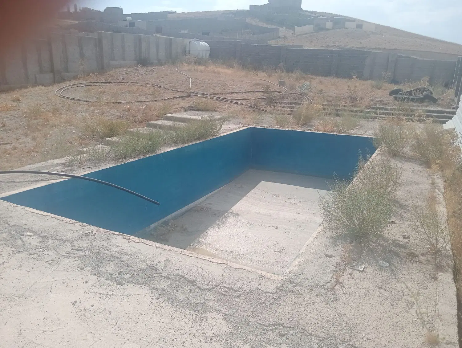 زمین چهار دیواری