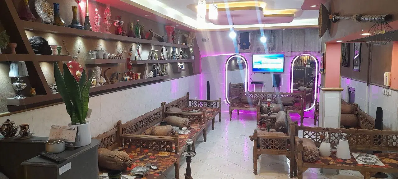 زیرزمین همراه با وسایل مناسب کافه  رستوران  سنتکده
