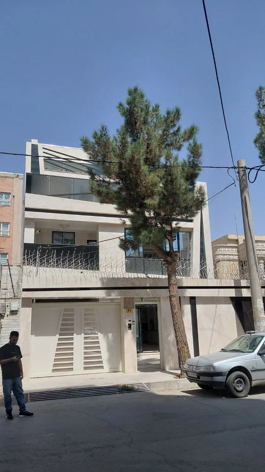 آپارتمان حیاط دار