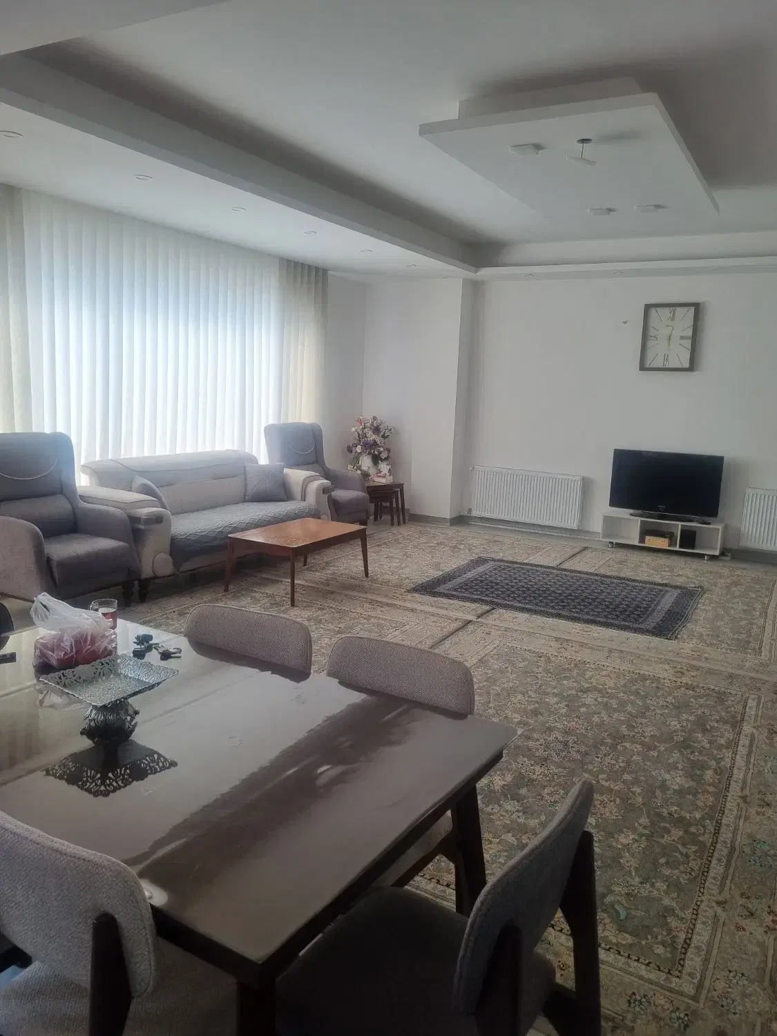 اجاره اپارتمان کاغذدیواری شده ۱۰۰متری