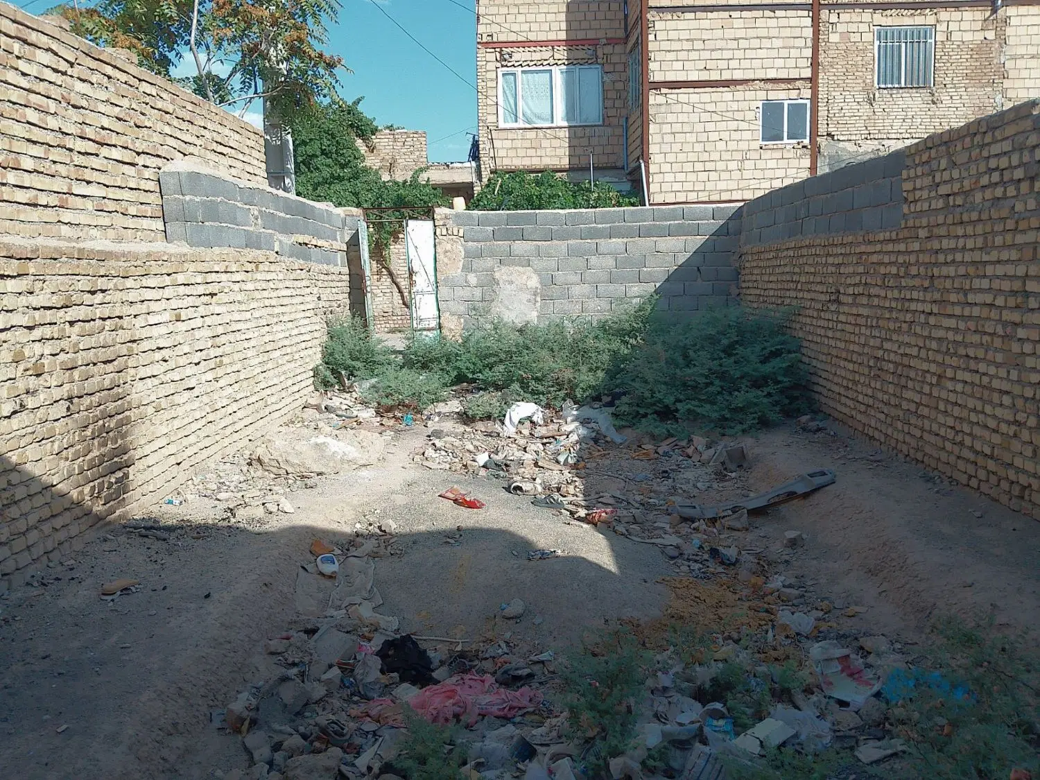 یک قطعه زمین چهاردیواری