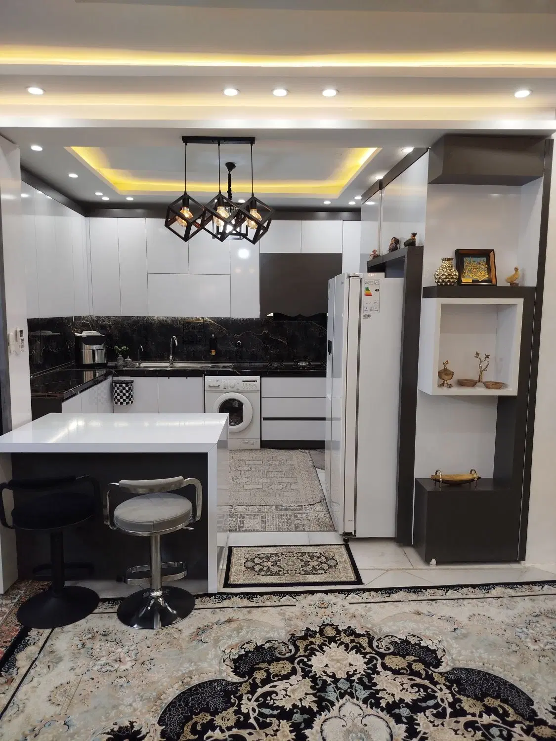 خانه دو طبقه در چهاراه گاز رسالت