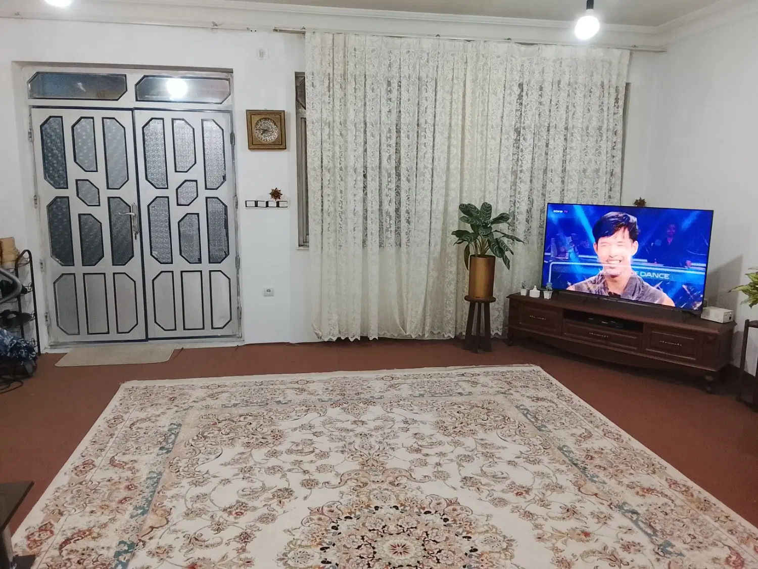 طبقه اول، 3 اطاق خواب، 2ستشویی و حمام، 2عدد بالکن