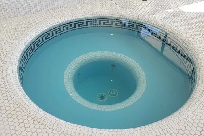 لوکس استخر دار