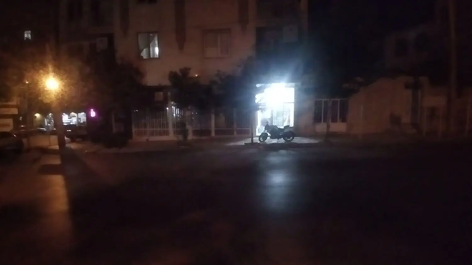 یک باب مغازه تجاری، به متراژ ۱۸ متر، نبش فردوسی