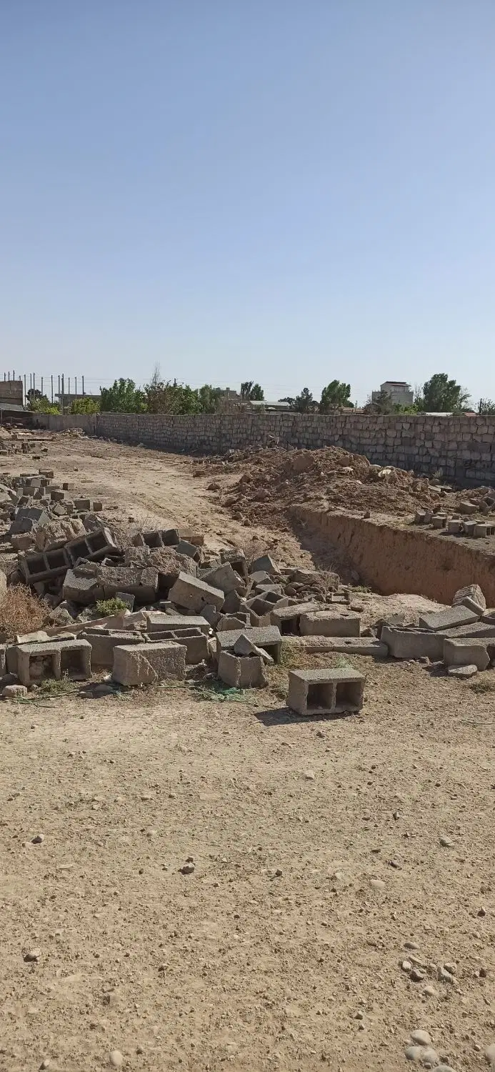 زمین‌باغی‌پی‌دارد‌اماده‌دیوار‌کشیدن
