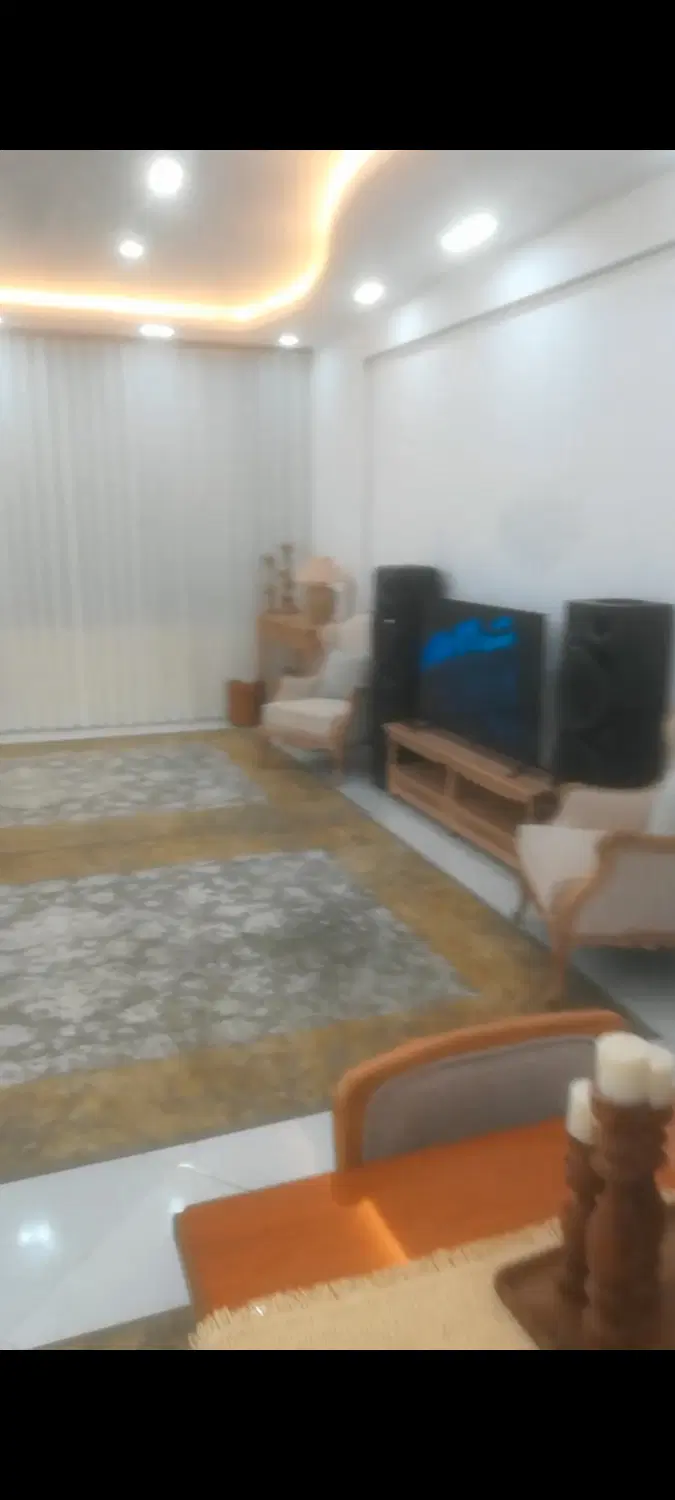 همکف همت ۲۱،ساختمان کاخ سفید(۴۰۰ رهن،۳ تومن اجاره)