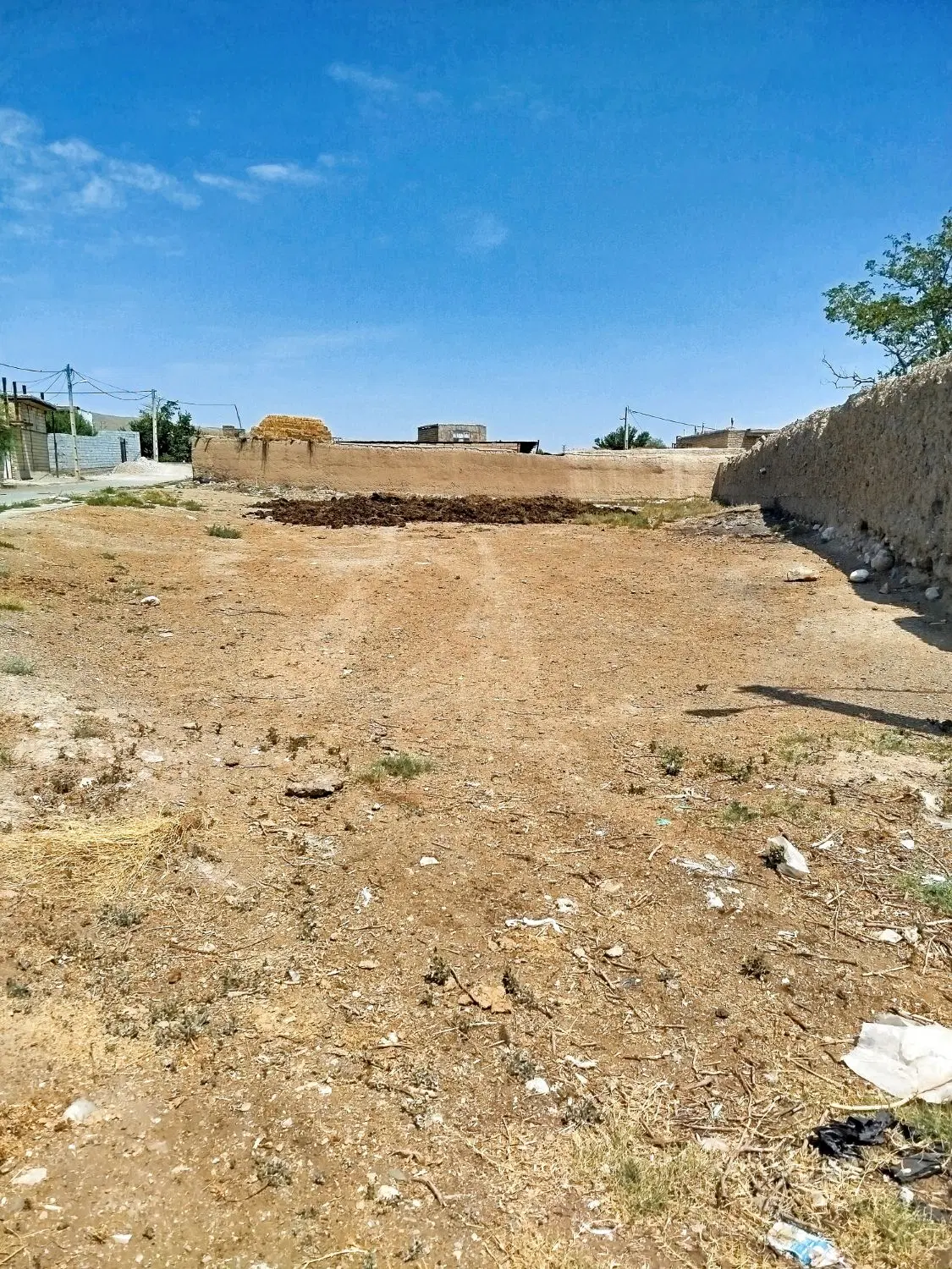 زمین خالی دو نبش حدودا۹۰۰متر