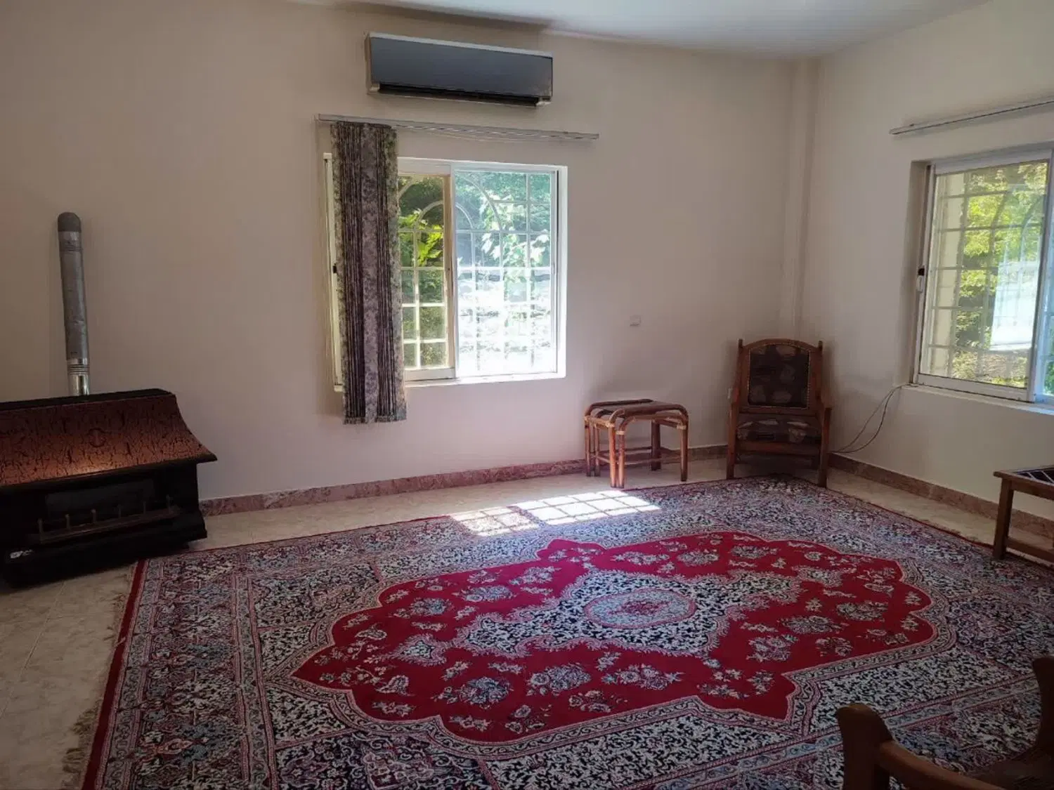 باغ ویلا زیبا ۱۰۰متر بنا ۱۱۰۰متر باغ طبقه اول