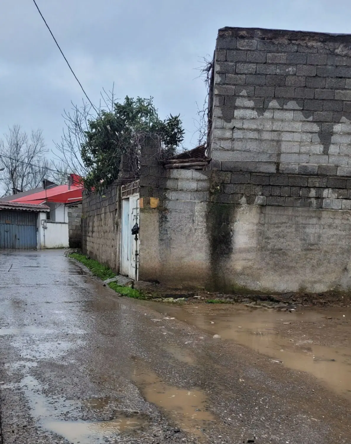 خانه کلنگی نیاز به بازسازی دارد