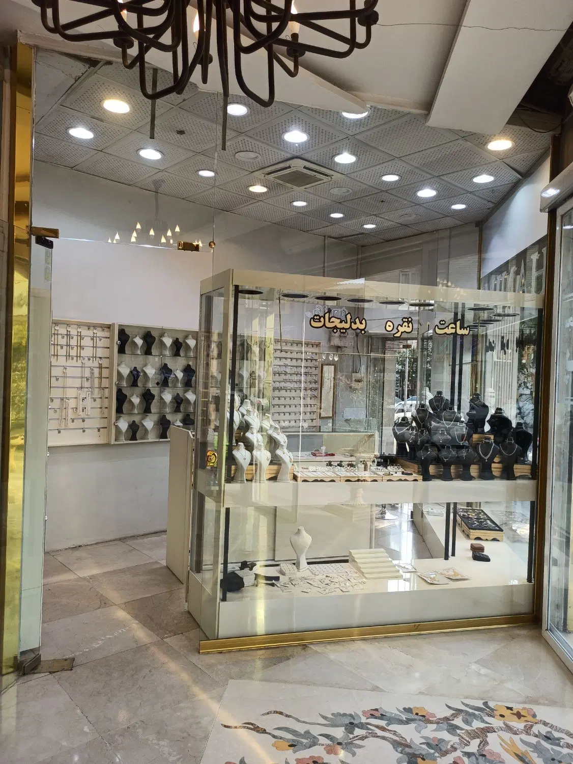 واگذاری مغازه لوکس ساعت نقره بدلیجات با دکوراسیون