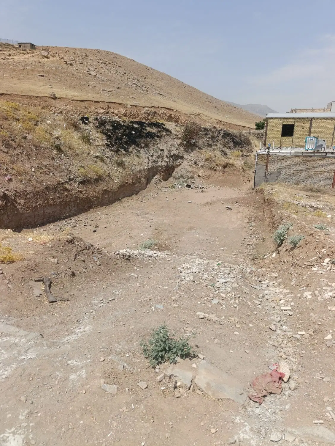 زمین ۲۰۰متر بر خیابان نقلیه شهرداری