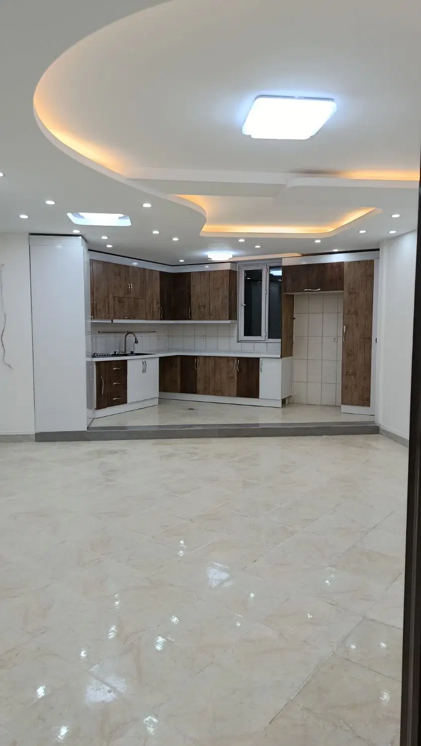 ۱۰۰متر فول امکانات کلید اول با پارکینگ و انباری