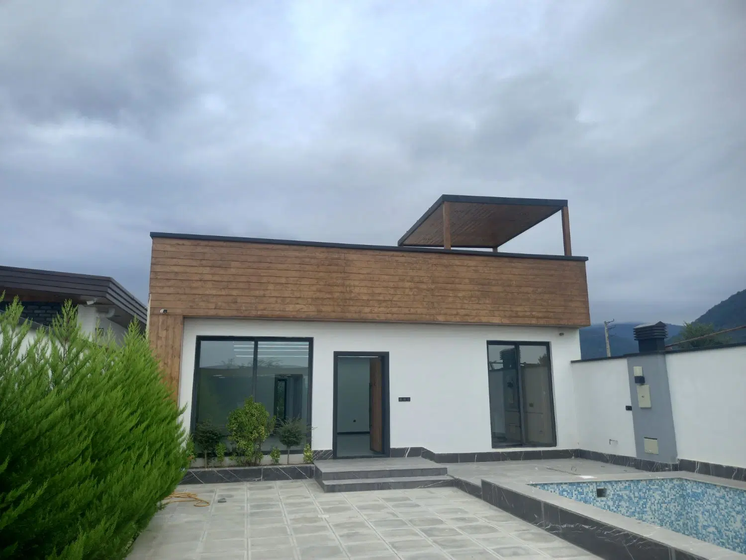 ویلای ۳۰۰ متری استخر دار فول امکانات