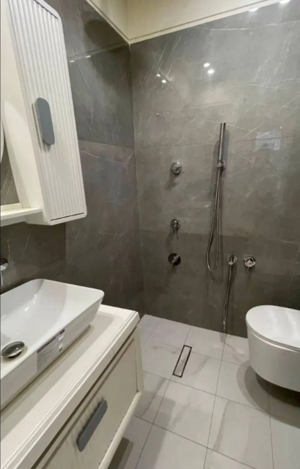 سعادت آبادسروشرقی125متر3خواب طبقه اول