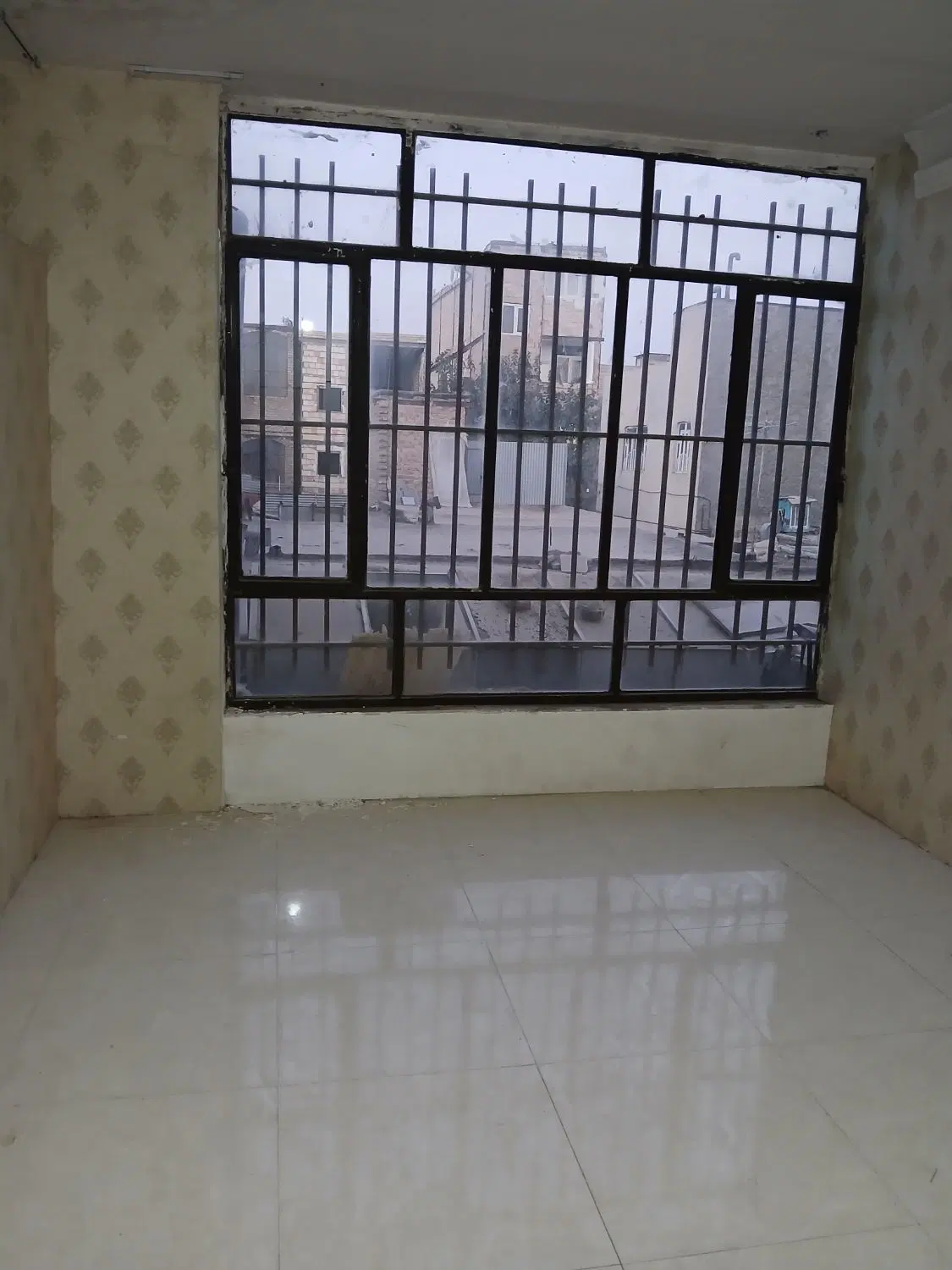100 متری طبقه اول