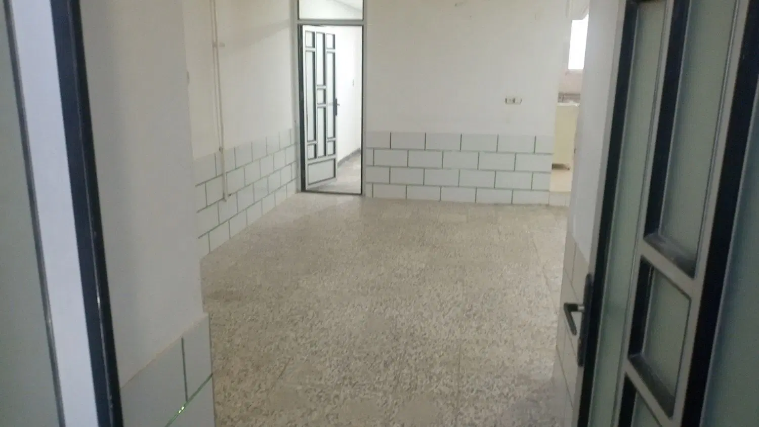 ویلایی نیستان ۲۸متری امام نسبتا قدیمی ومواد دیگه