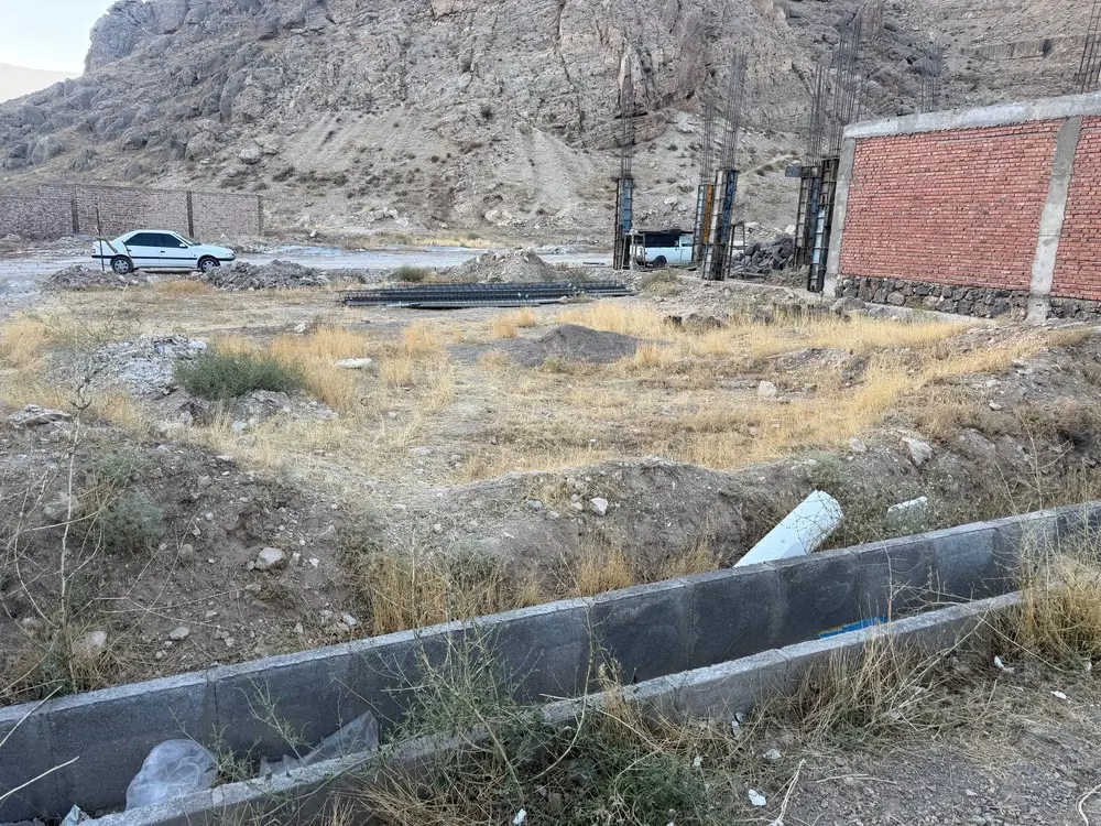 زمین در ماکو