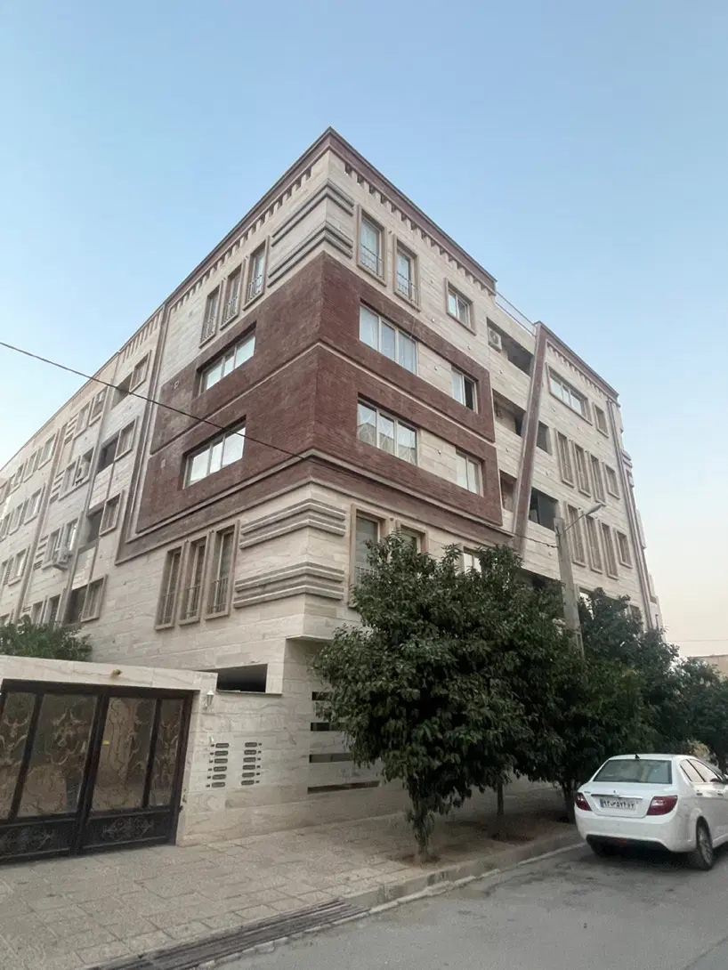 زمین درب از ساختمان