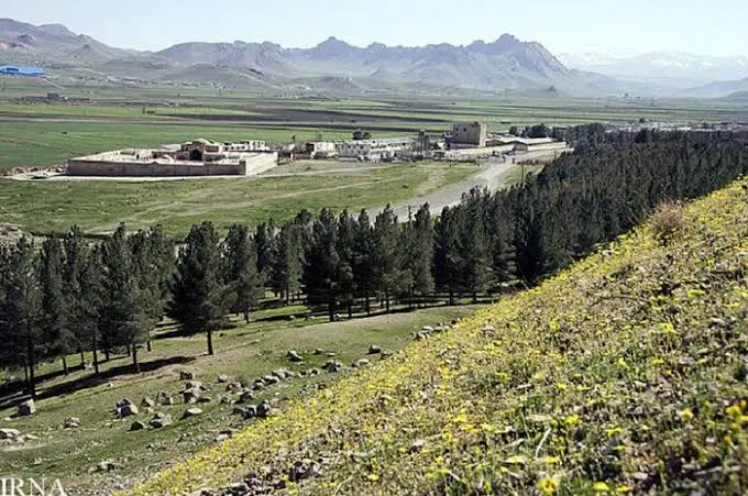 زمین بیستون بر اصلی اتوبان
