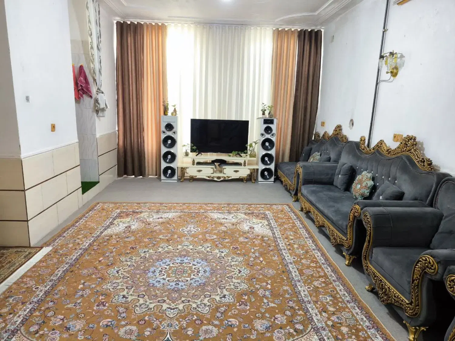 منزل دوطبقه بر خیابان استوار