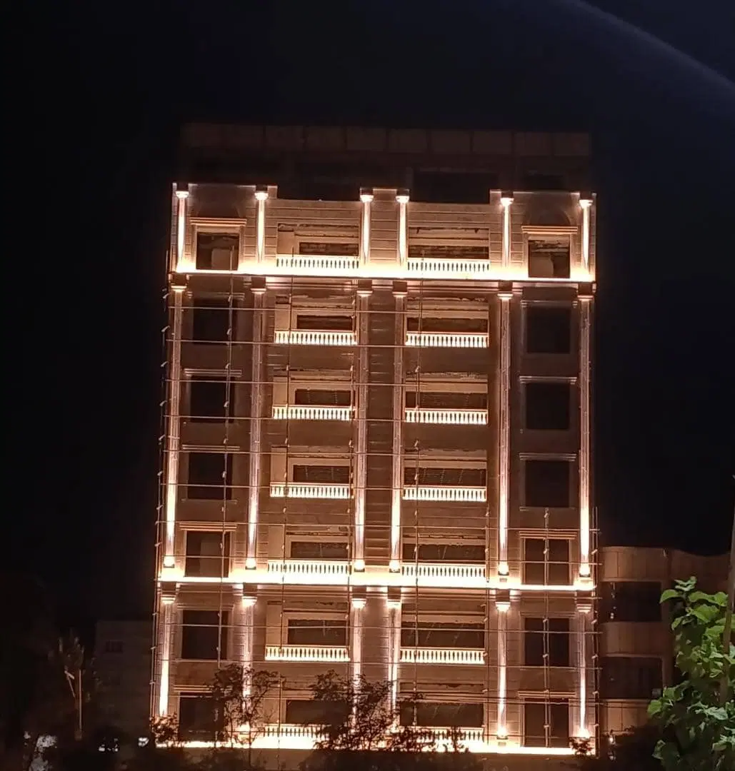 ۴دهنه مغازه واقع در خیابان سعدی