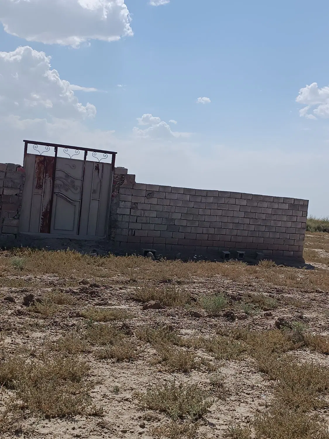 زمین با حصار الوار سفلی