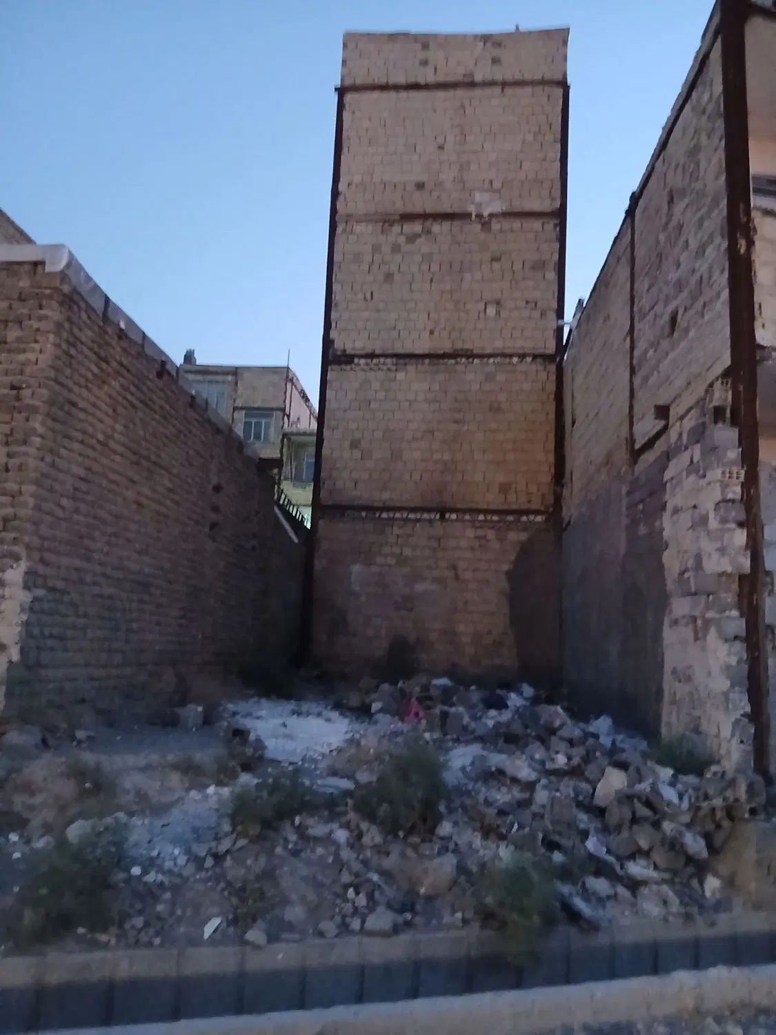 زمین فروشی