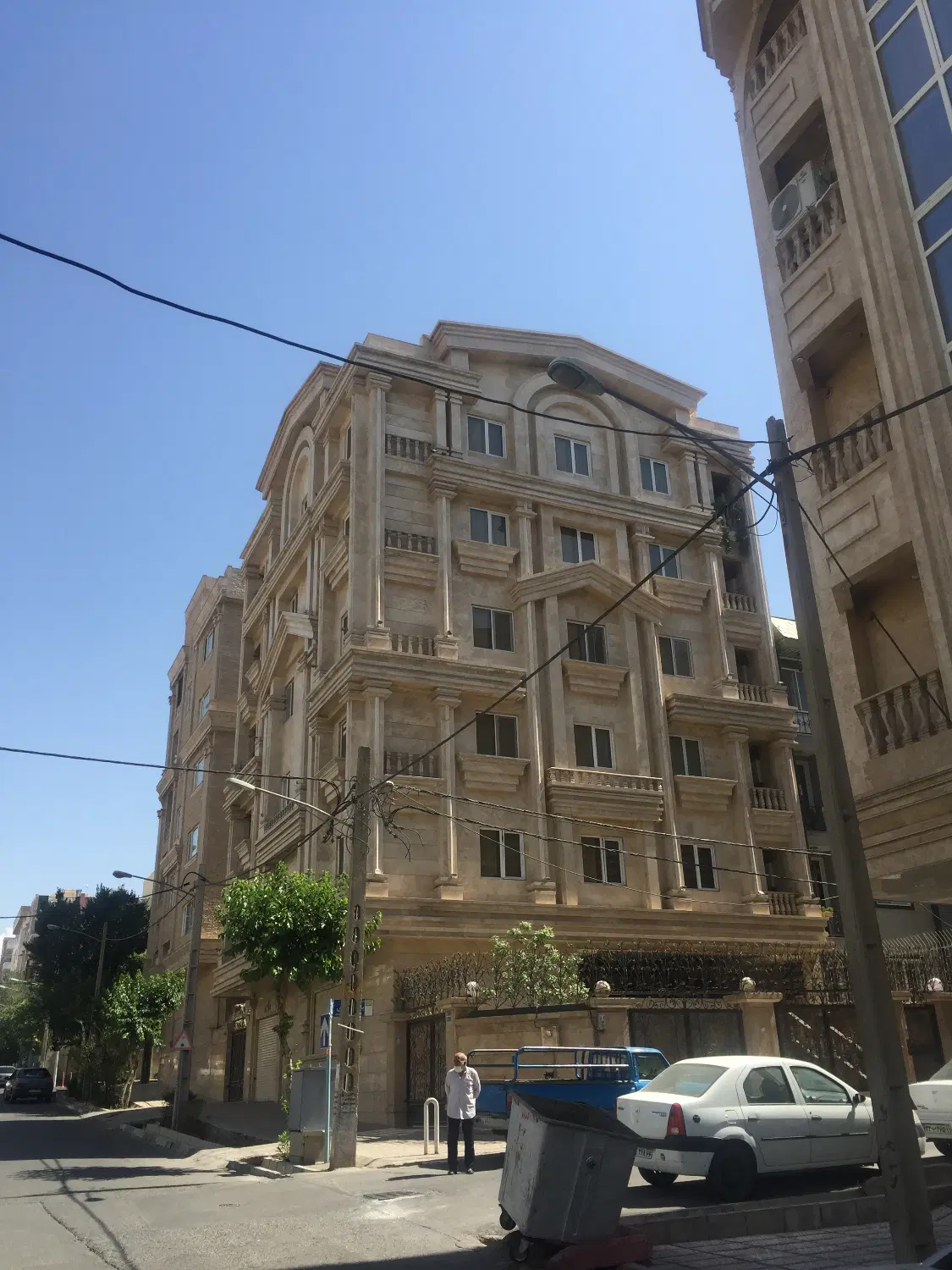 ۲۰ متر مغازه بر اصلی بلوار دو نبش بالکن دار