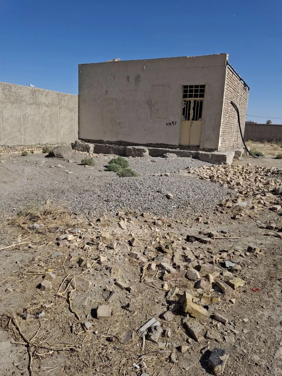یک باب خانه نیمه ساخت