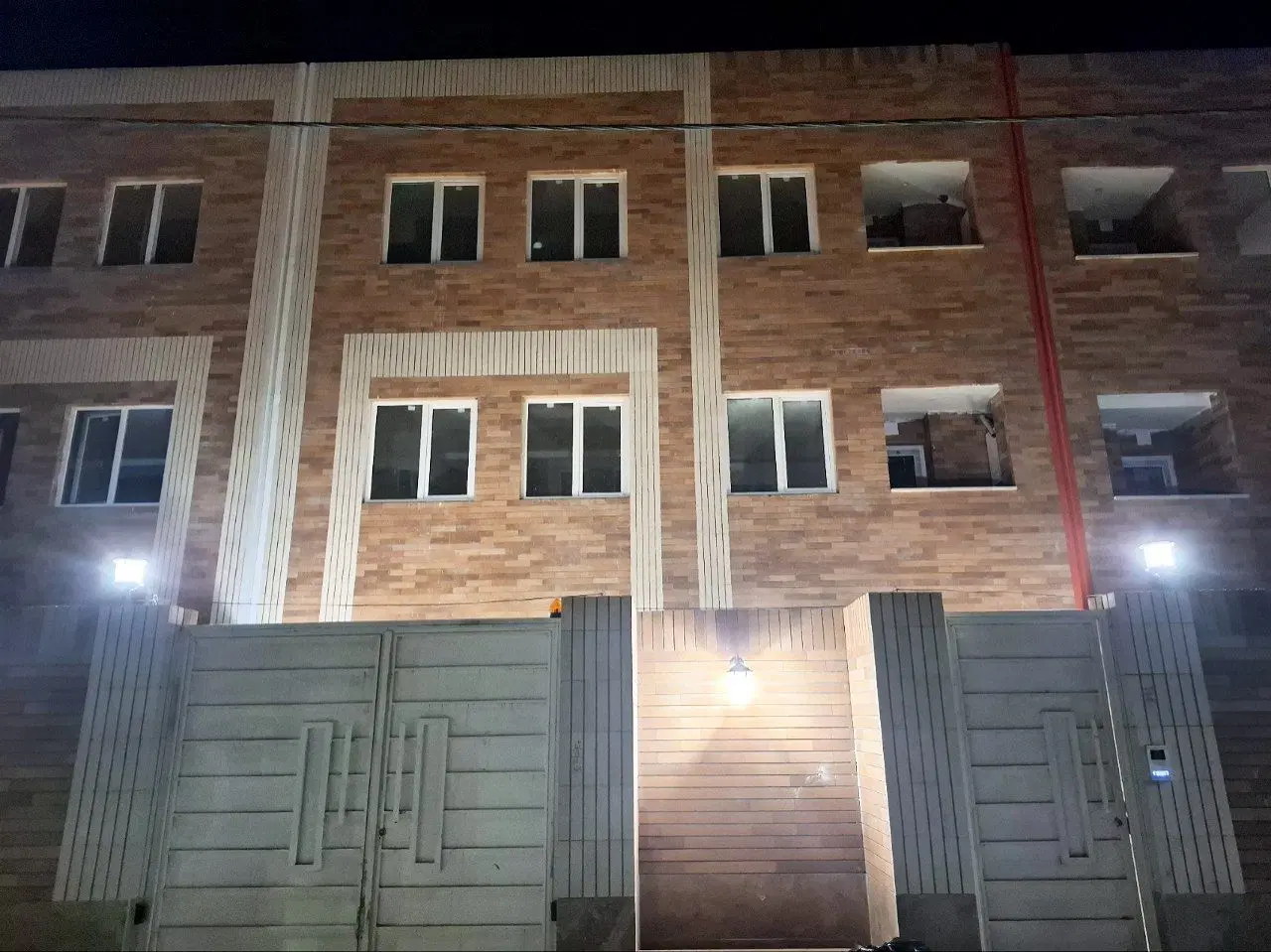 ویلایی ۱۴۰ متری نوساز شهرک اندیشه