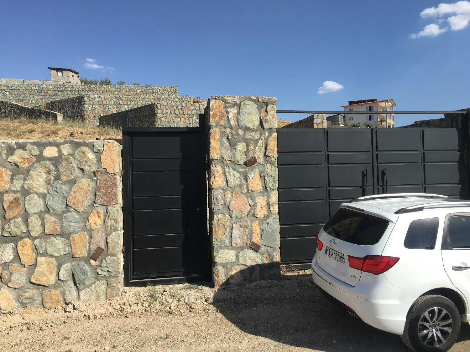 ۳۰۰ متر زمین دیوارکشی سنگ