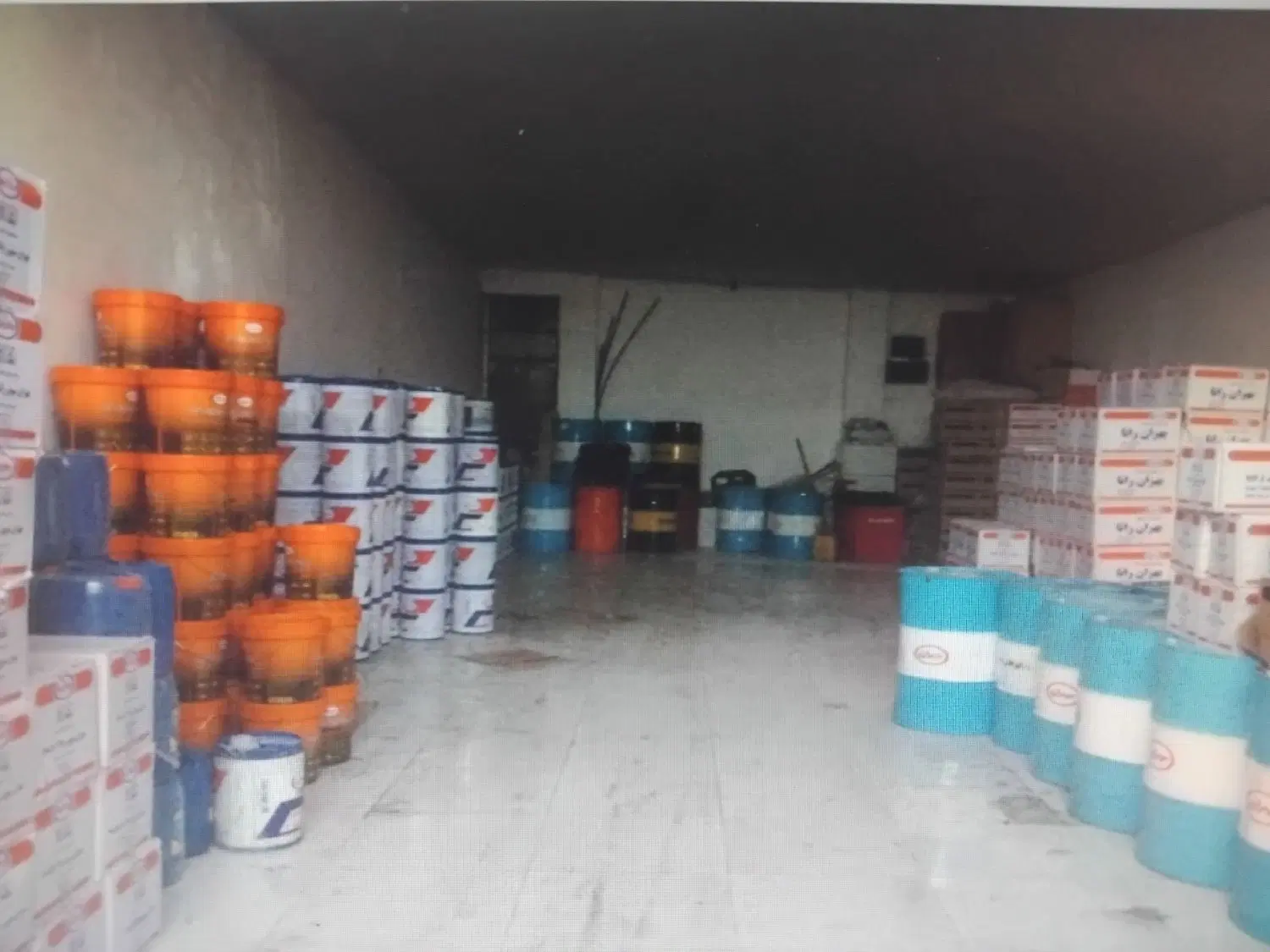 دو باب مغازه در مسیر راه آهن