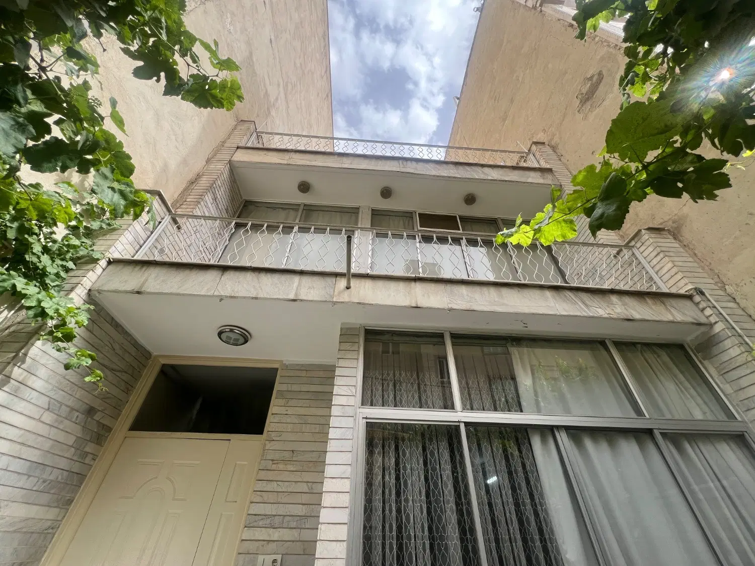 خانه کلنگی بازساز شده قابل سکونت