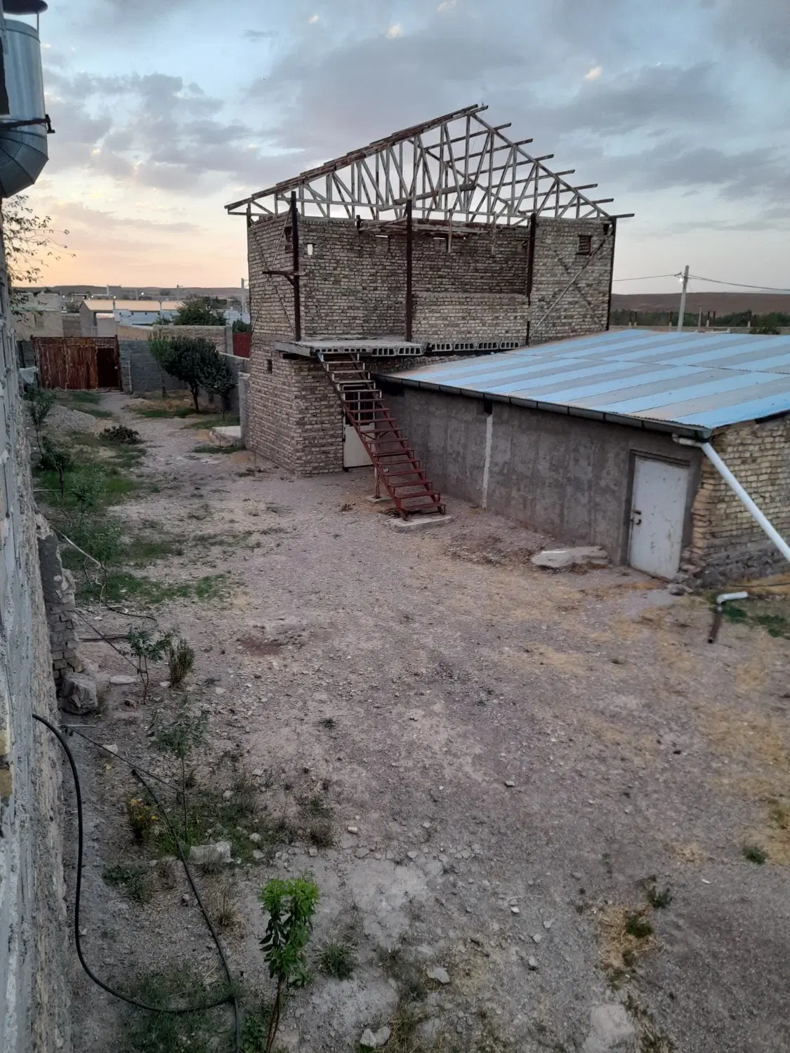 سالن ۱۱۰ متر کل زمین ۷۰۰متر