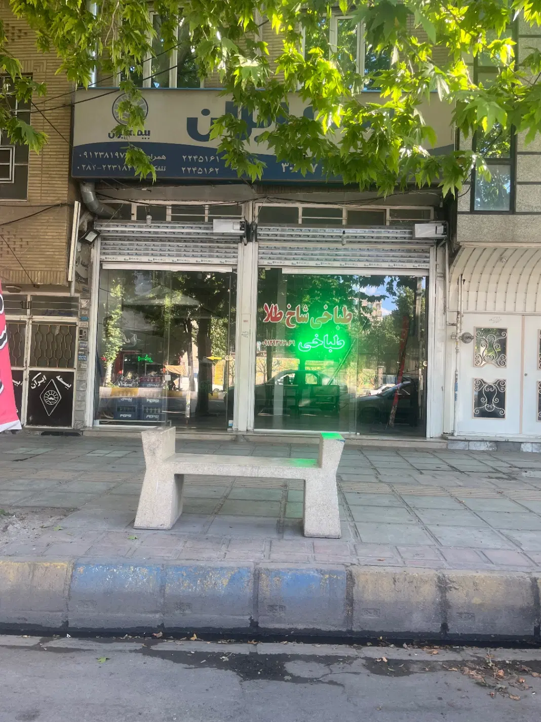 مغازه تجاری بر خیابان ۲۲بهمن