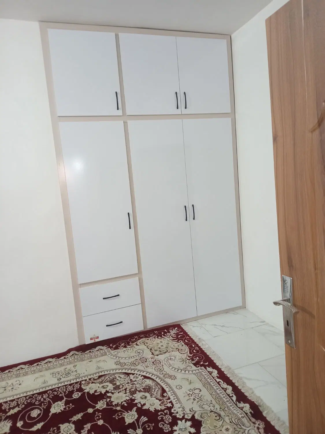 طبقه  ۱۰۰متری  با پارکینگ و انباری