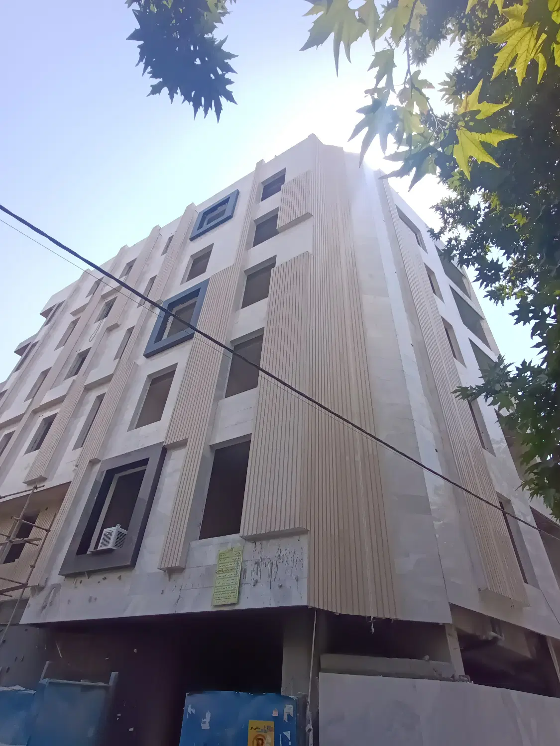 تنهاتر ساختمان نوساز با ملک کلنگی