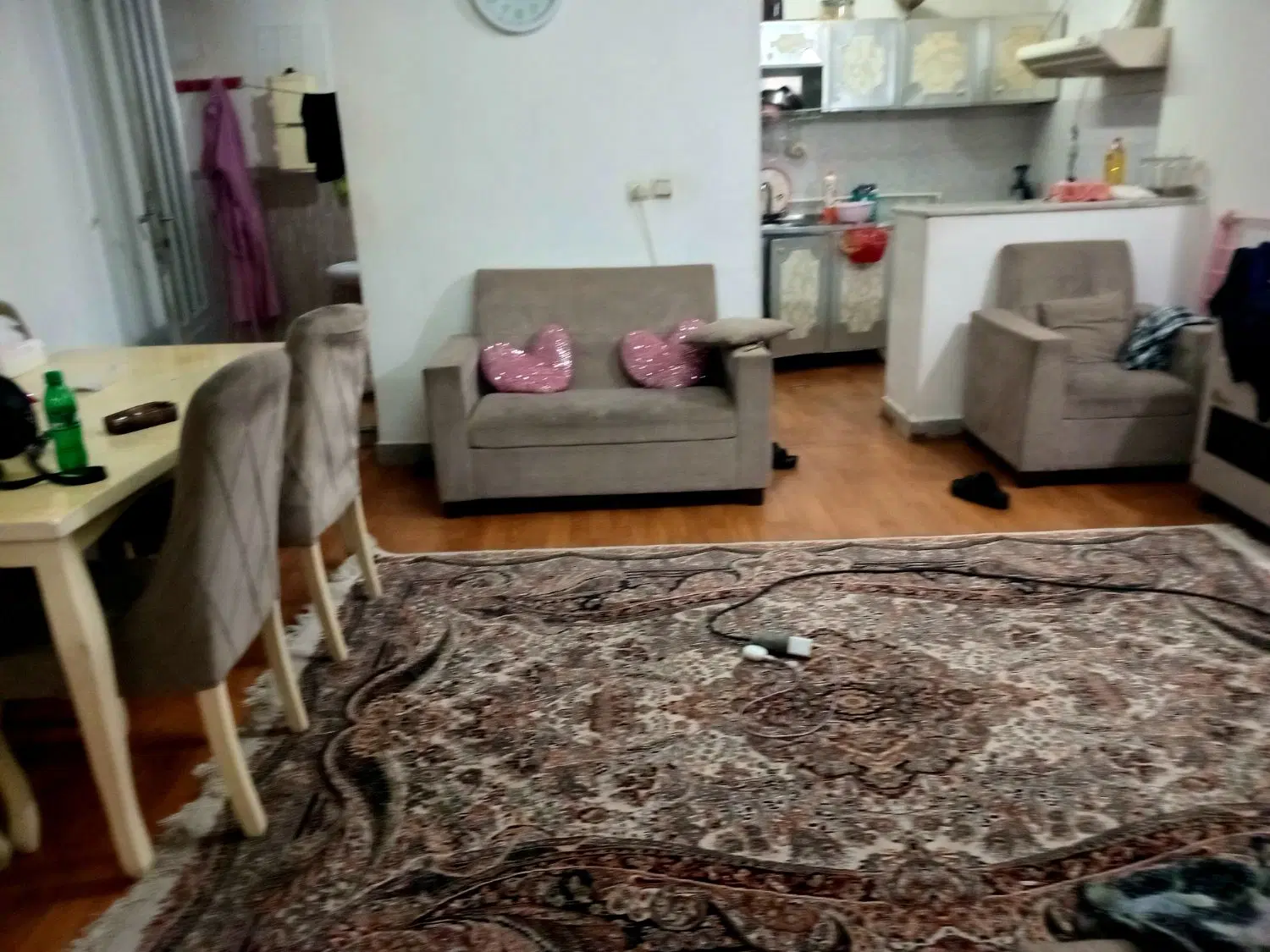 یک واحد مسکونی طبقه اول همکف با داشتن پله