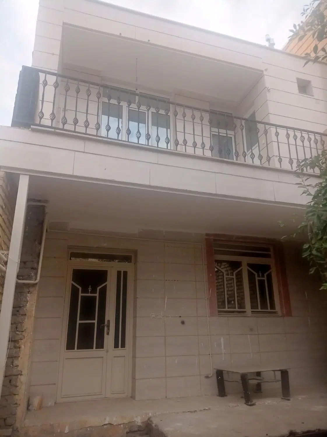 فروش خانه دوطبقه با نمای سنگی