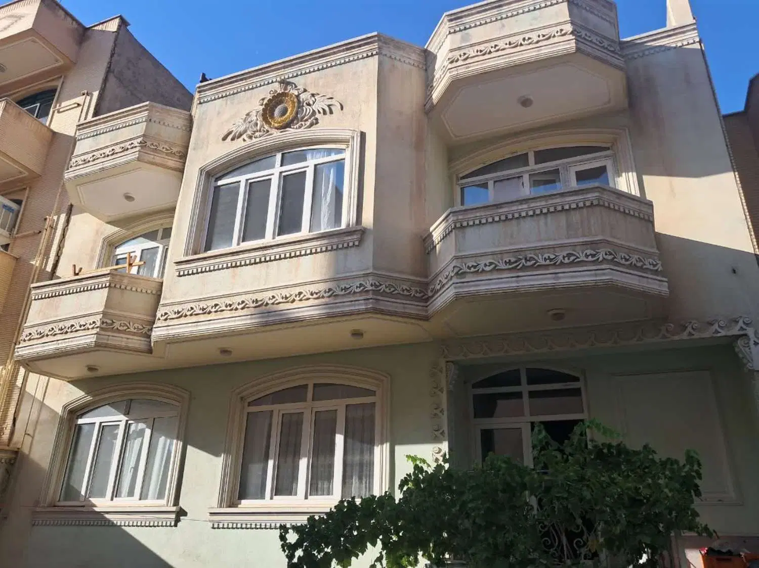 حیاط مسکونی تریبلکس
