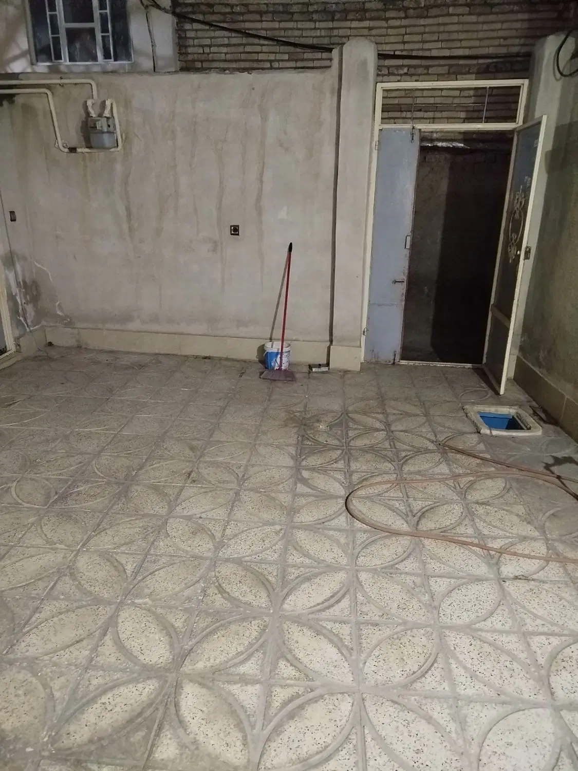 حیاط ۹۰ متری داخل کوچه یک متری