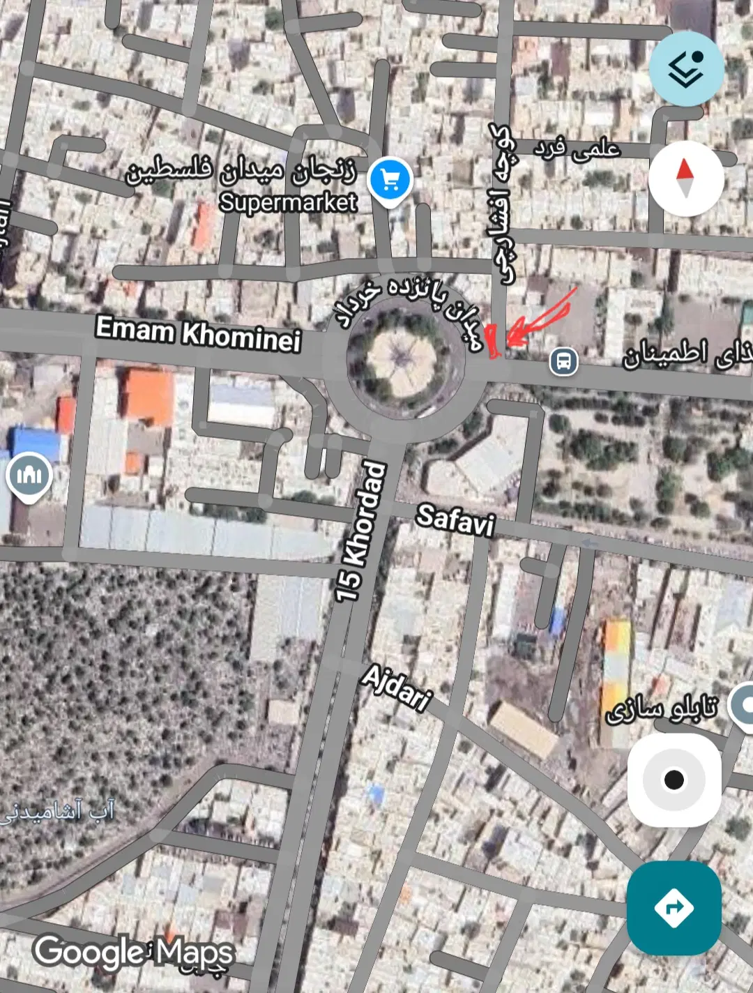 ساختمان تجاری در میدان اصلی شهر