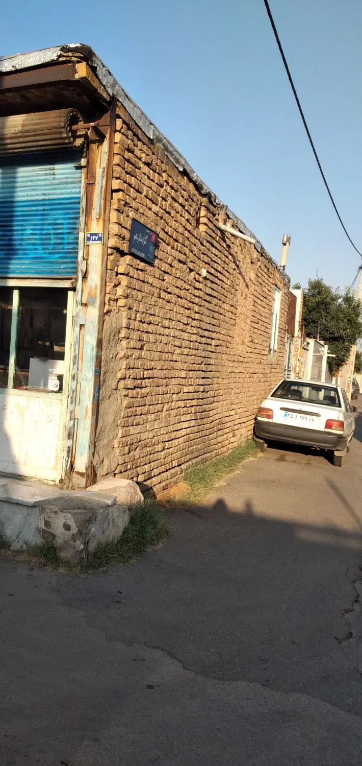 خونه ویلایی همراه دو باب مغازه دارای جواز تجاری