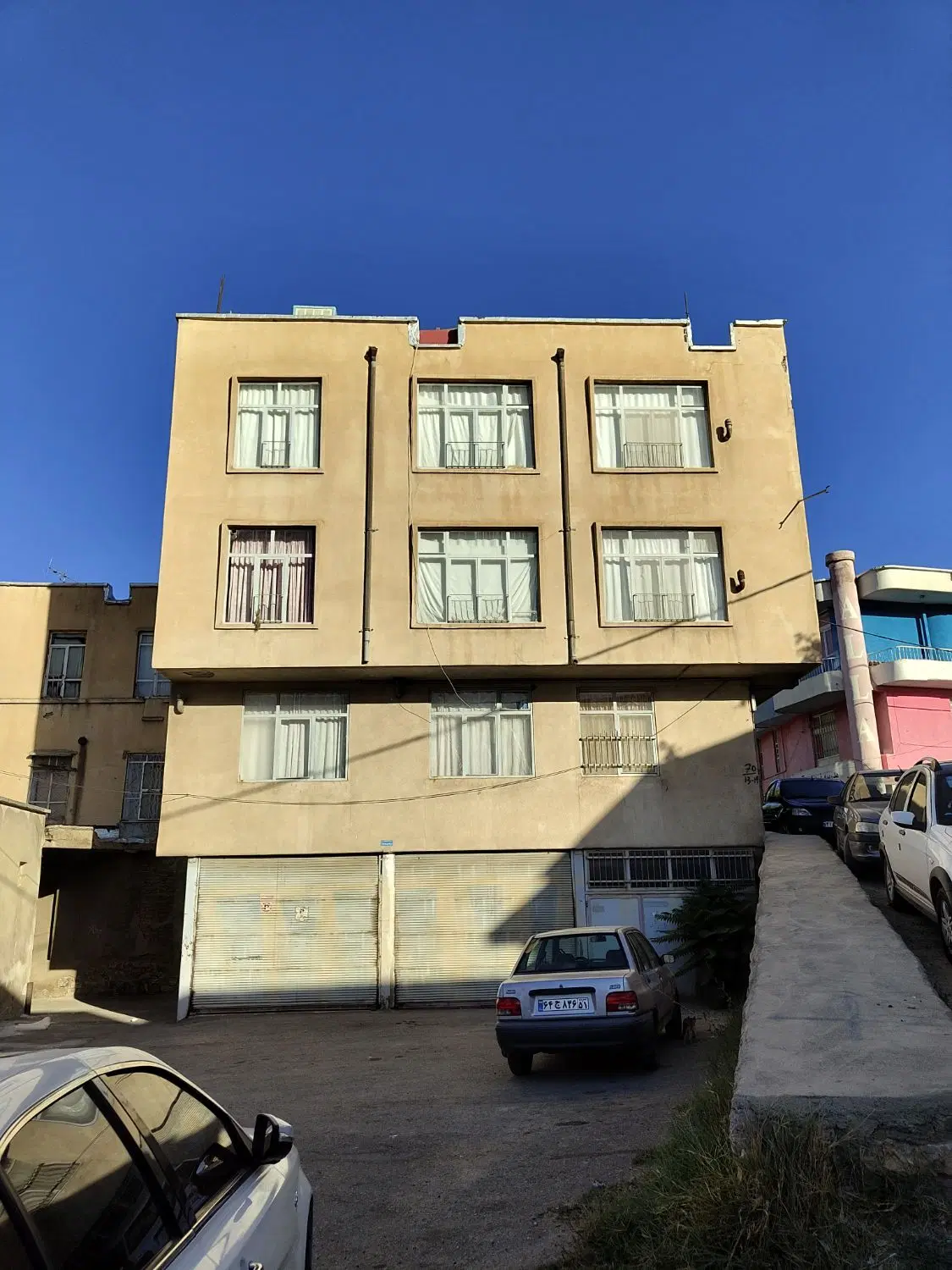 ویلایی سه طبقه سه نبش ژاندار مری روبروی آگاهی