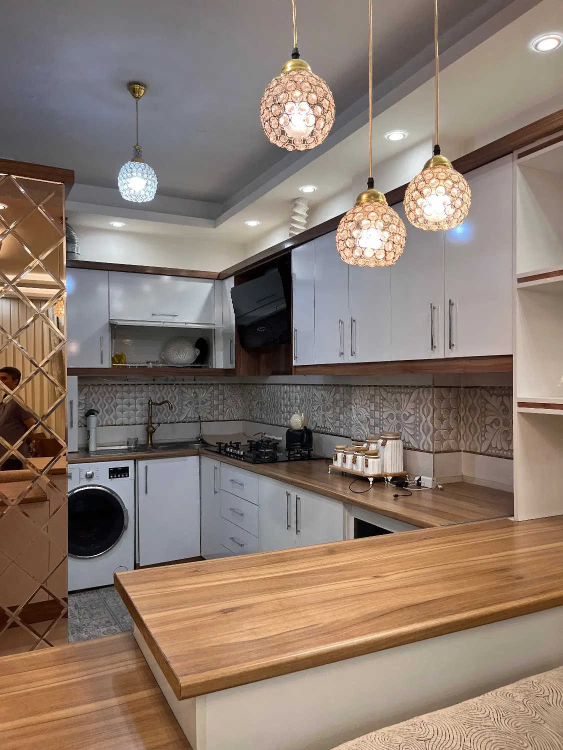 ۷۷ متر * پارکینگ اختصاصی * فول امکانات * شریعتی