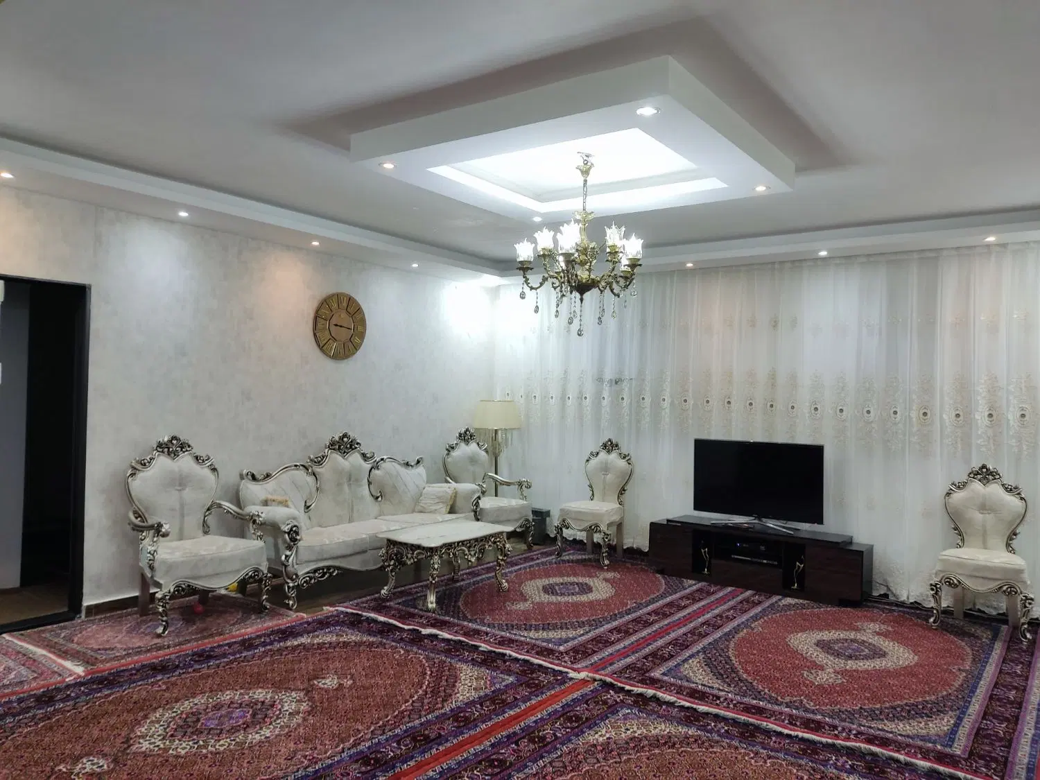 آپارتمان ۲ خوابه، طبقه سوم، دارای پارکینگ و بالکن
