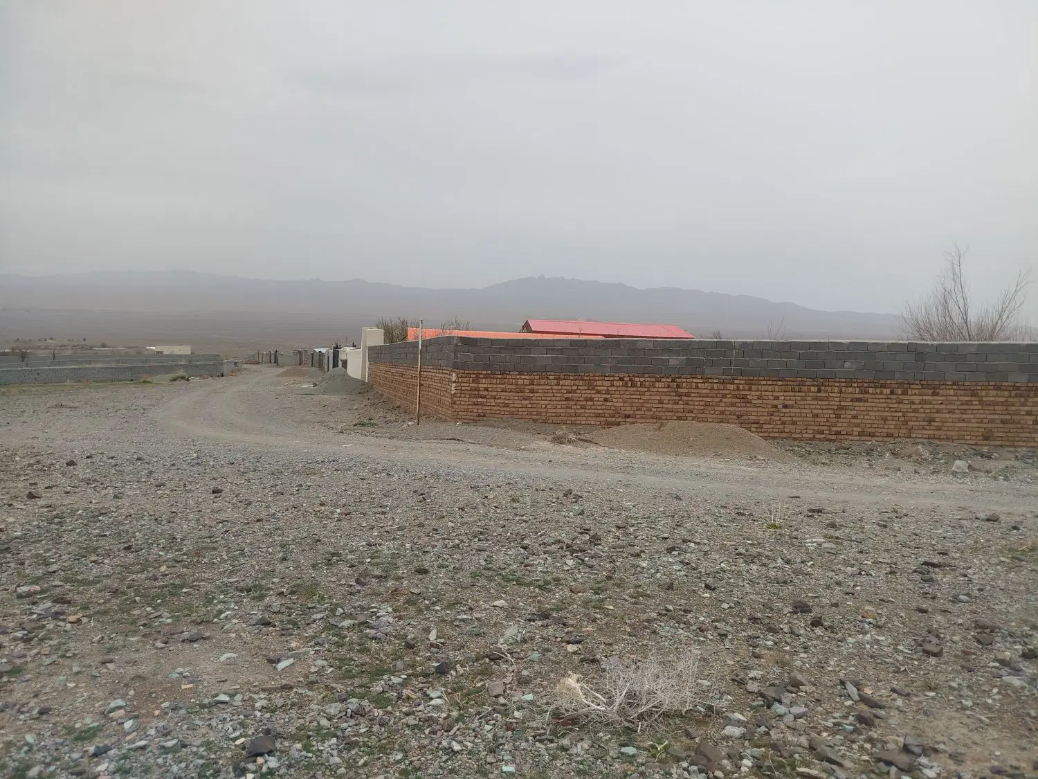 یک قطعه زمین چا ر دیواری