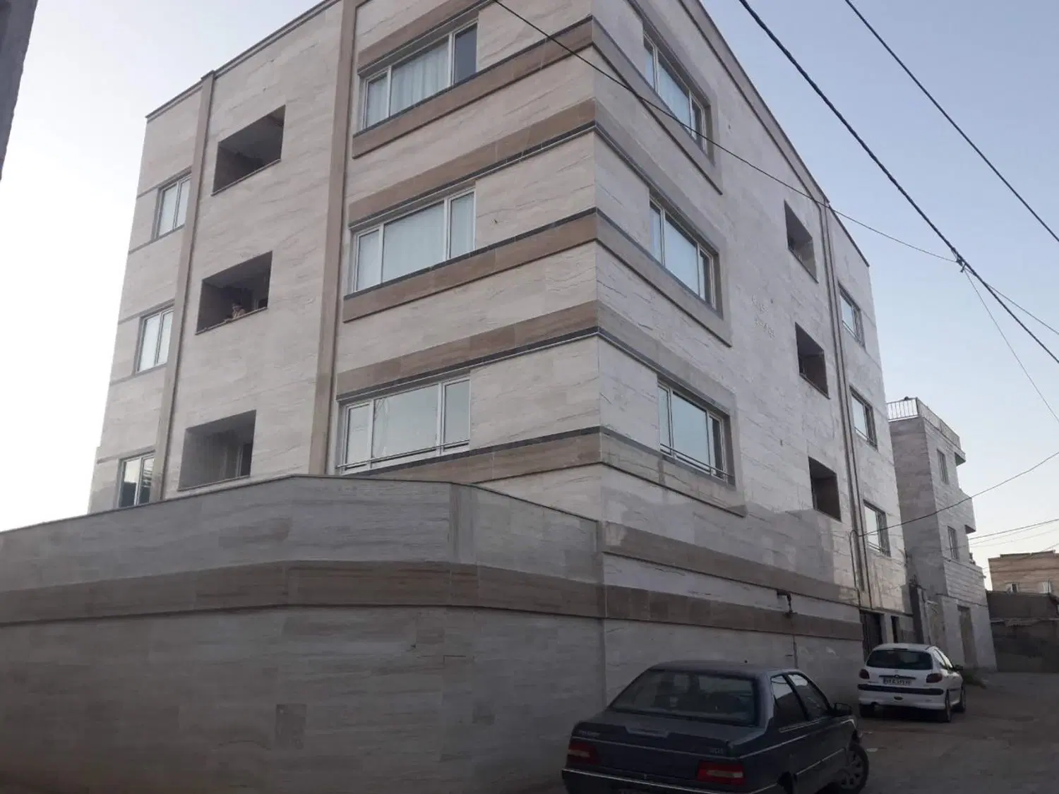 اپارتمان ۱۱۵ متری دونبش غرق نور